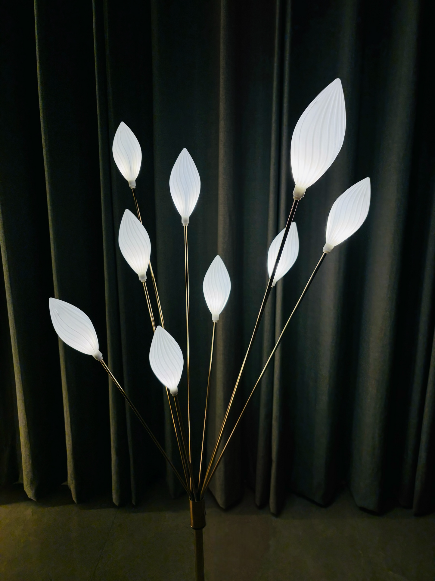 Elegant Gold Branch Floor Lamp with Leaf-Shaped LED Lights
