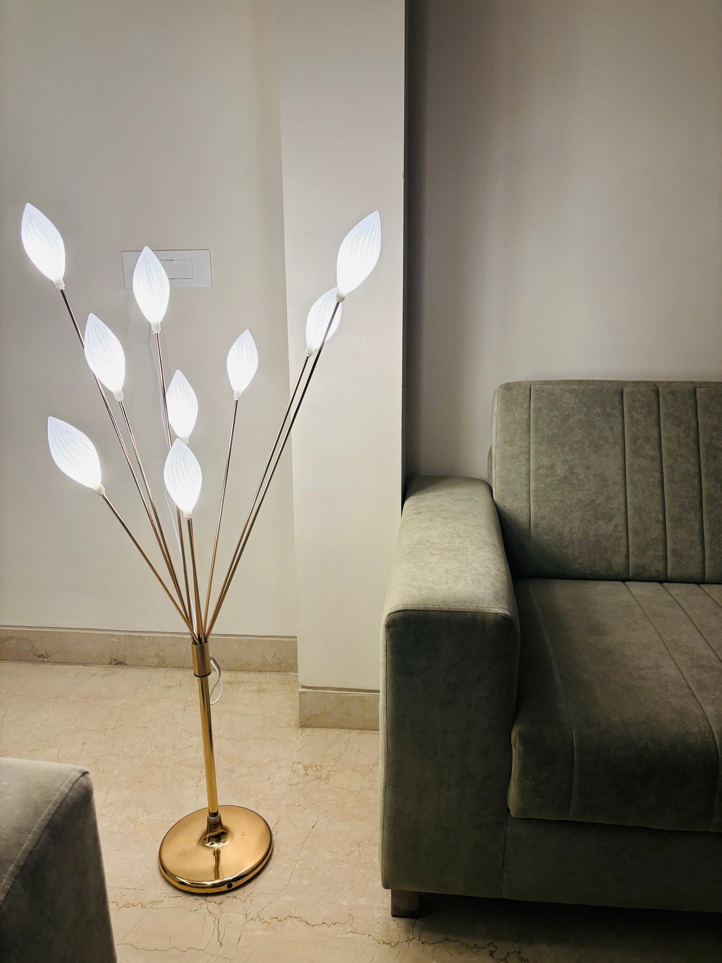 Elegant Gold Branch Floor Lamp with Leaf-Shaped LED Lights