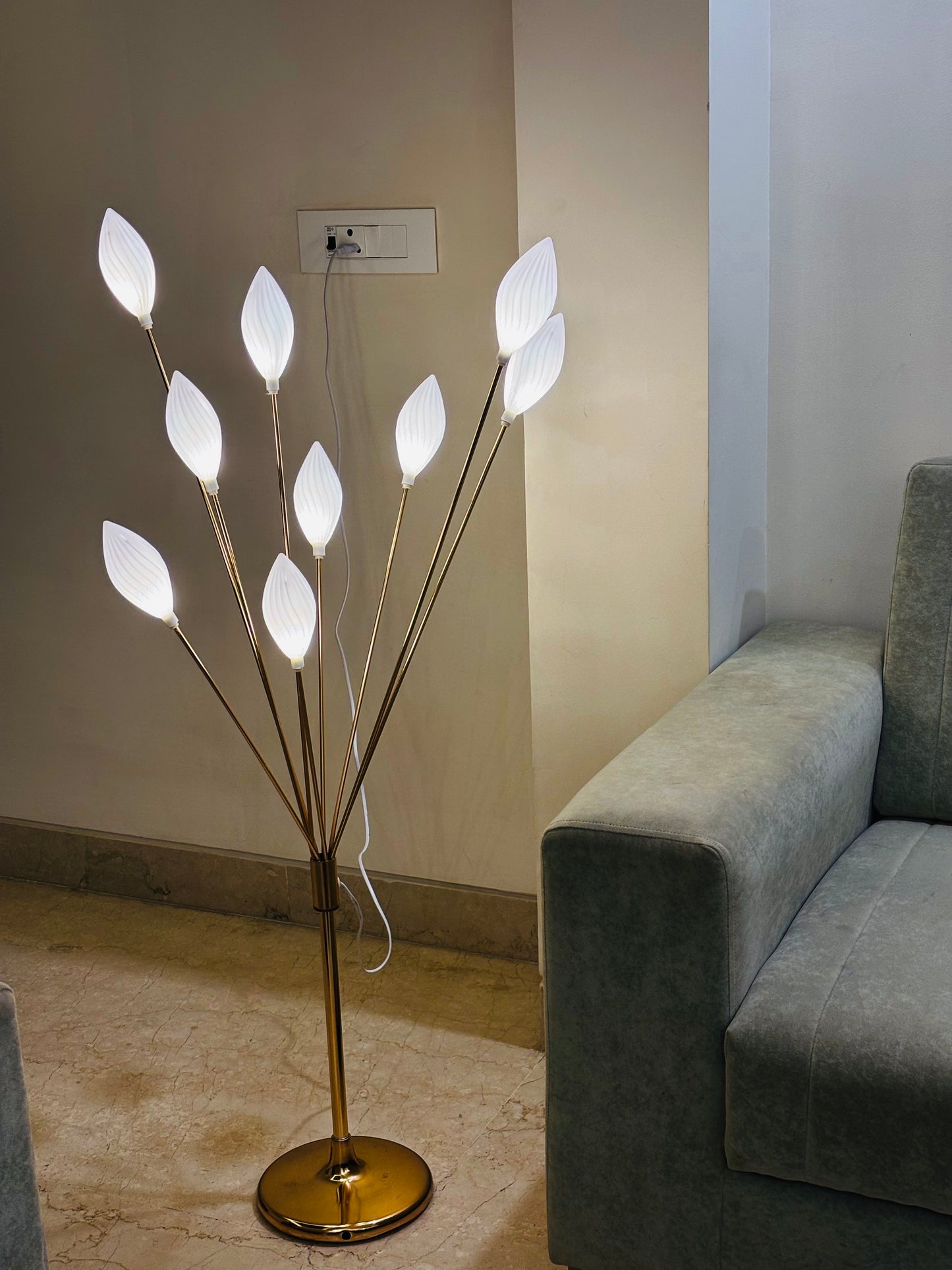 Elegant Gold Branch Floor Lamp with Leaf-Shaped LED Lights